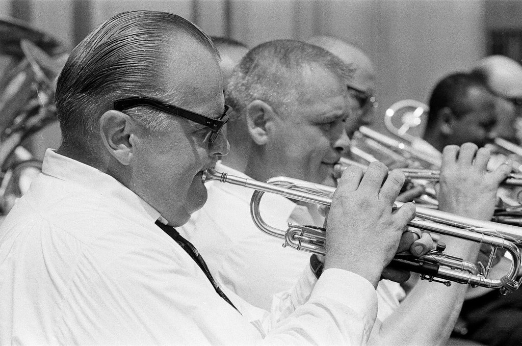 Henry Brandon leads band through live music at Riverside Plaza - Jack Dykinga for Chicago Sun-Times