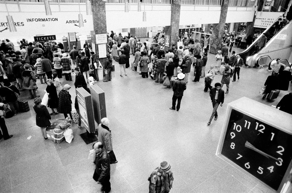 Crowded Greyhound Bus station over holidays - Gene Pesek for Chicago Sun-Times