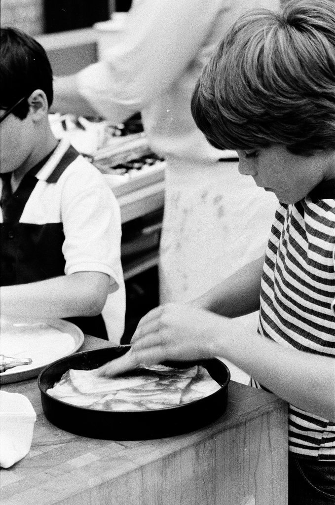 Kids prepare pizzas at Continental Cookery - Gene Pesek for Chicago Sun-Times