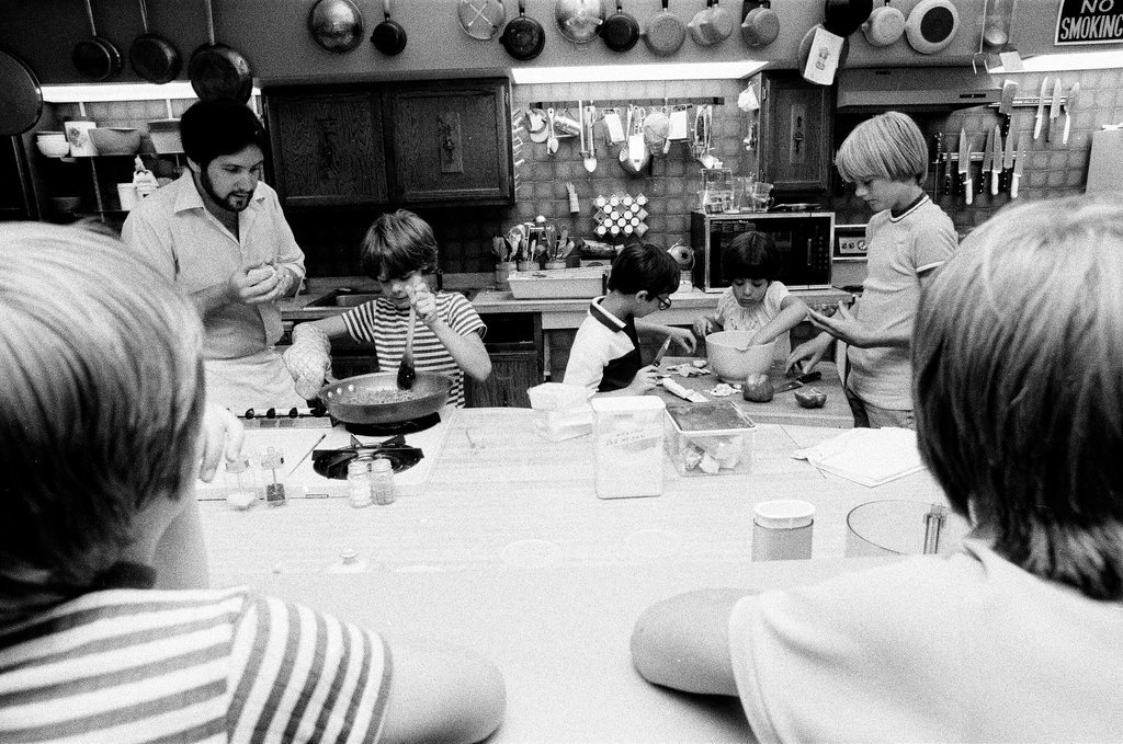 Kids prepare pizzas at Continental Cookery - Gene Pesek for Chicago Sun-Times
