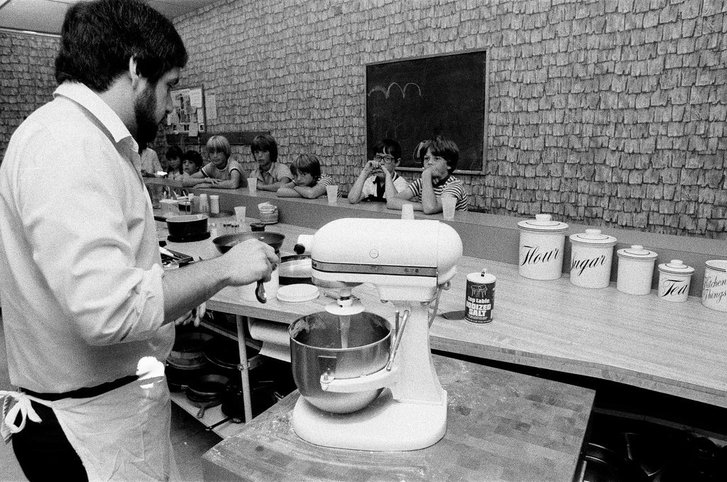 Kids prepare pizzas at Continental Cookery - Gene Pesek for Chicago Sun-Times
