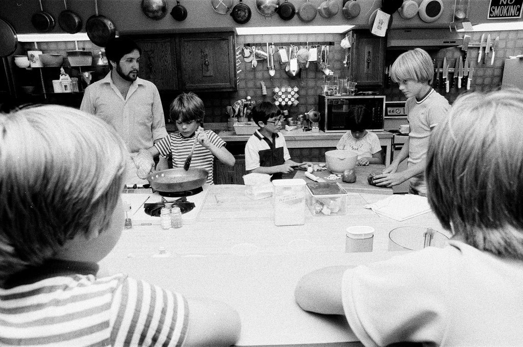 Kids prepare pizzas at Continental Cookery - Gene Pesek for Chicago Sun-Times