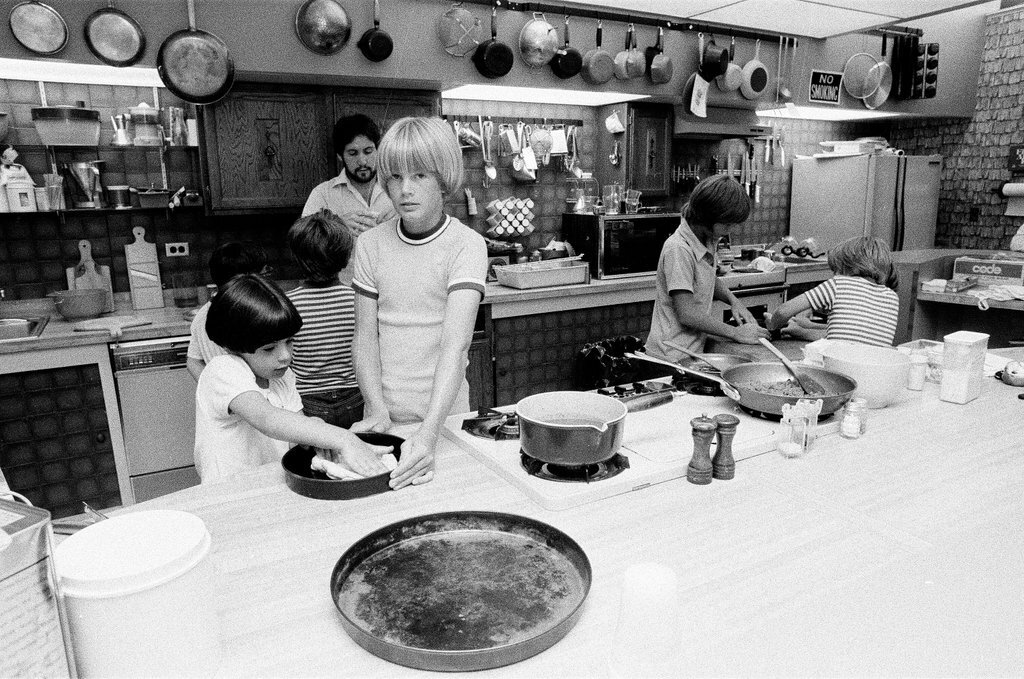 Kids prepare pizzas at Continental Cookery - Gene Pesek for Chicago Sun-Times