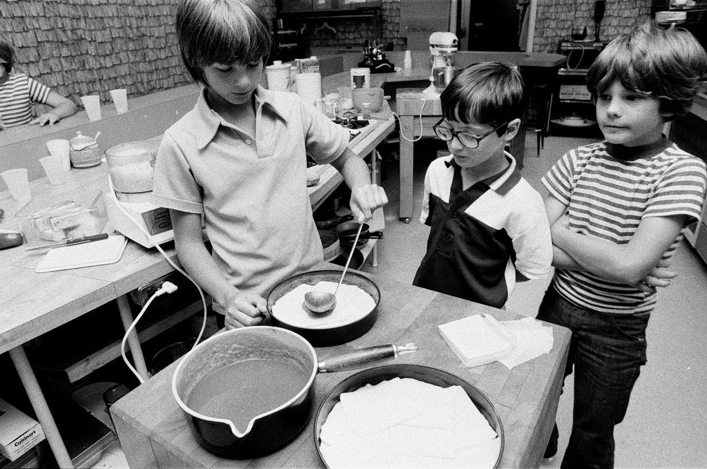Kids prepare pizzas at Continental Cookery - Gene Pesek for Chicago Sun-Times