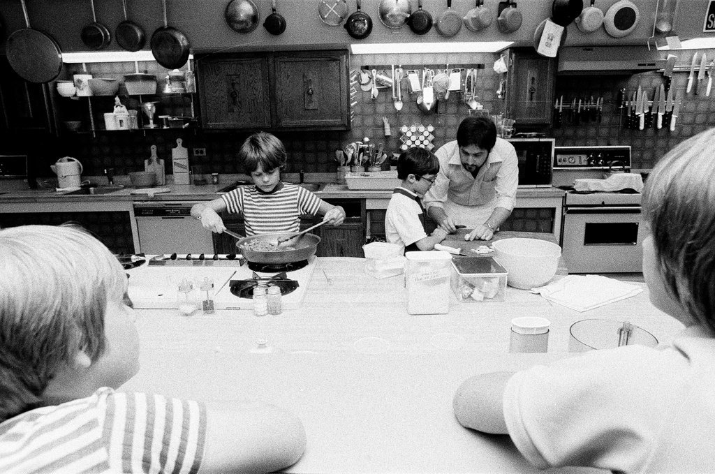 Kids prepare pizzas at Continental Cookery - Gene Pesek for Chicago Sun-Times