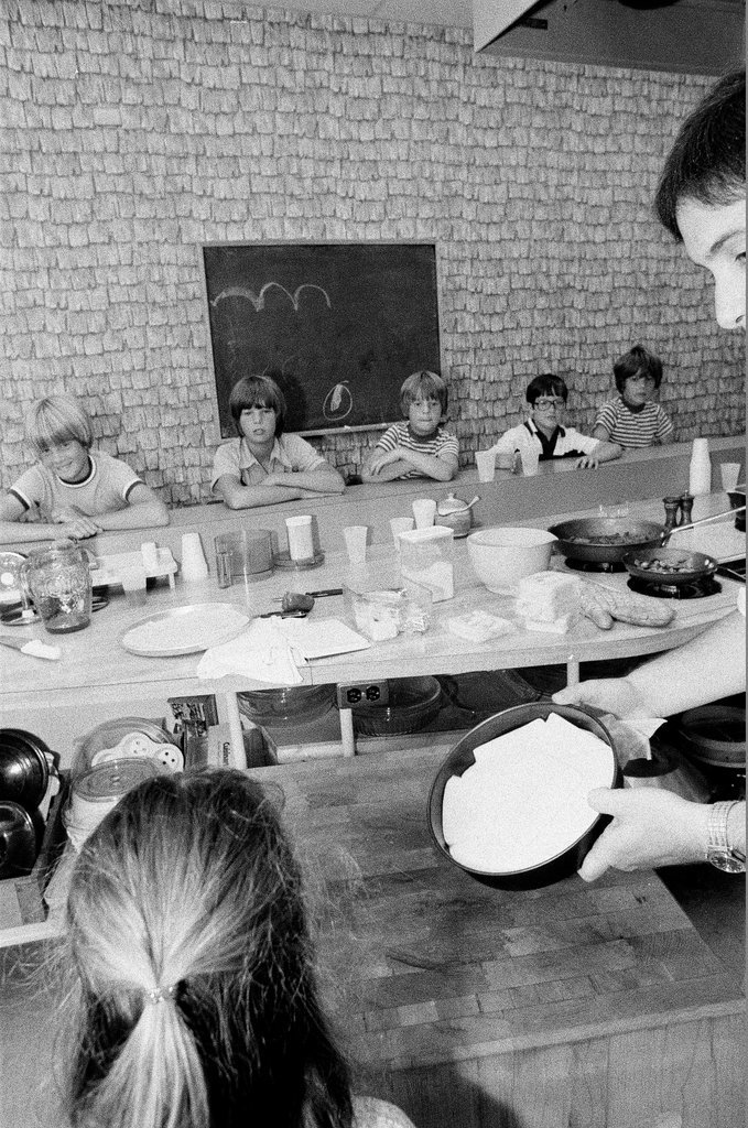 Kids prepare pizzas at Continental Cookery - Gene Pesek for Chicago Sun-Times