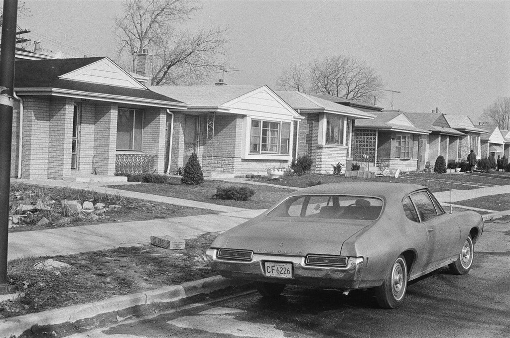 Guard shot at evicted homes - Charles Krejcsi for Chicago Sun-Times