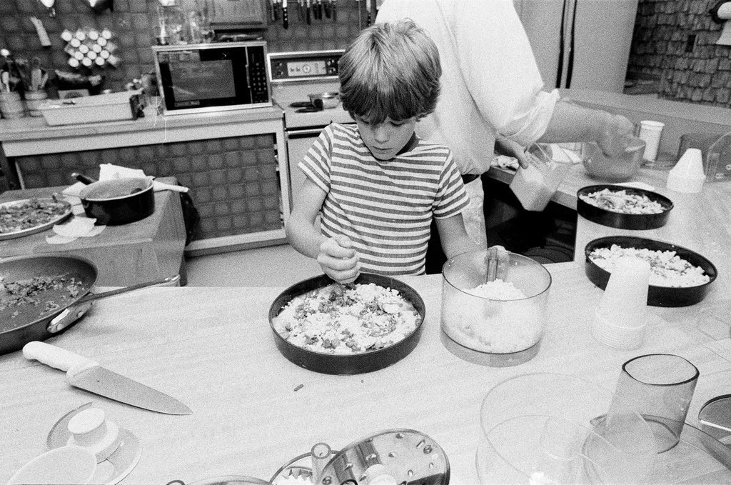 Kids prepare pizzas at Continental Cookery - Gene Pesek for Chicago Sun-Times