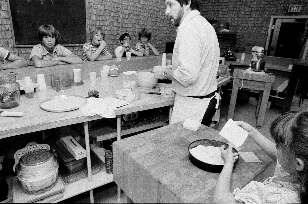 Kids prepare pizzas at Continental Cookery - Gene Pesek for Chicago Sun-Times