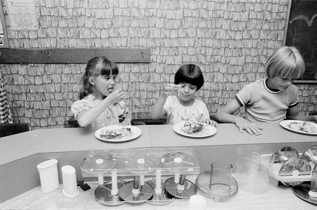 Kids prepare pizzas at Continental Cookery - Gene Pesek for Chicago Sun-Times