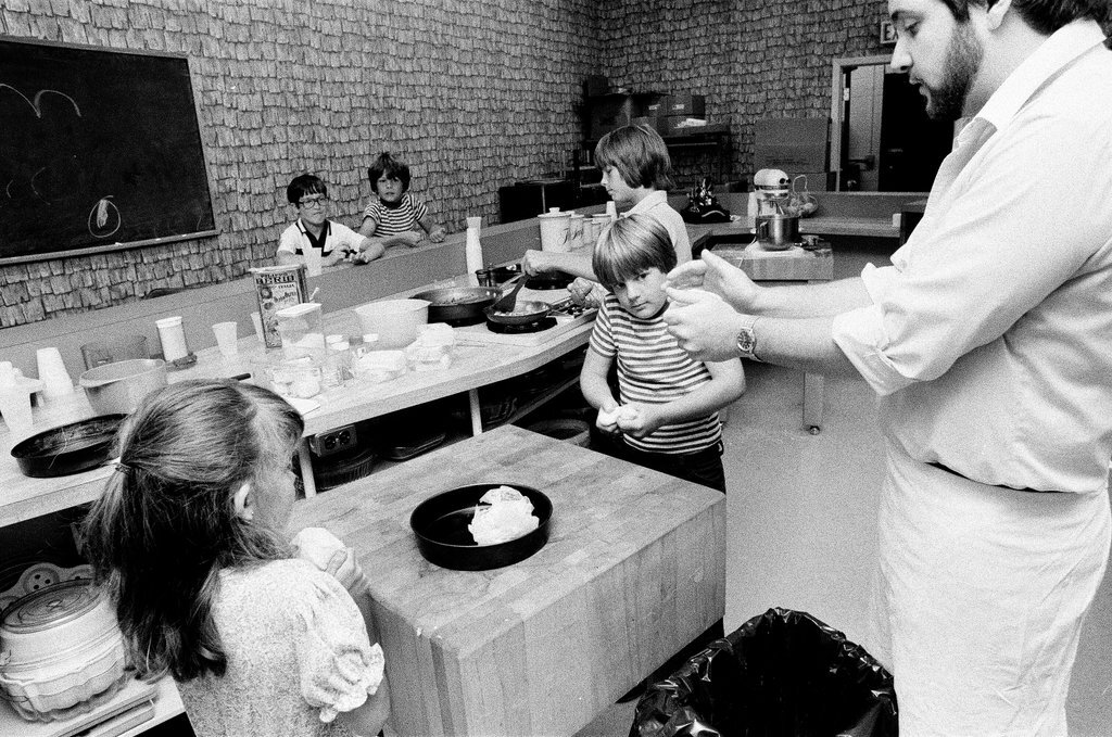 Kids prepare pizzas at Continental Cookery - Gene Pesek for Chicago Sun-Times