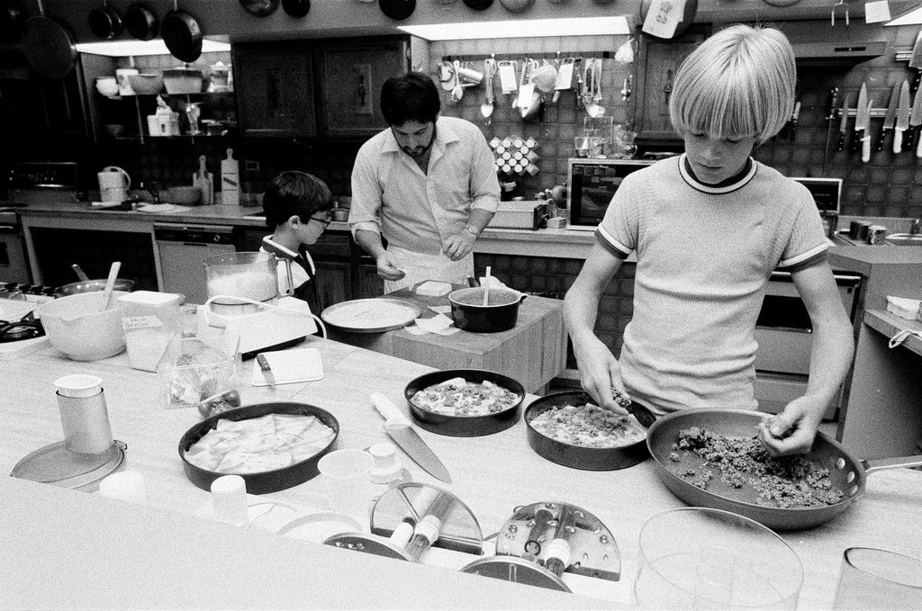 Kids prepare pizzas at Continental Cookery - Gene Pesek for Chicago Sun-Times
