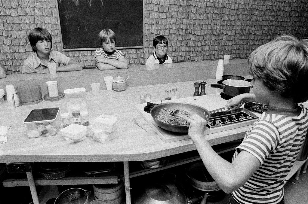 Kids prepare pizzas at Continental Cookery - Gene Pesek for Chicago Sun-Times