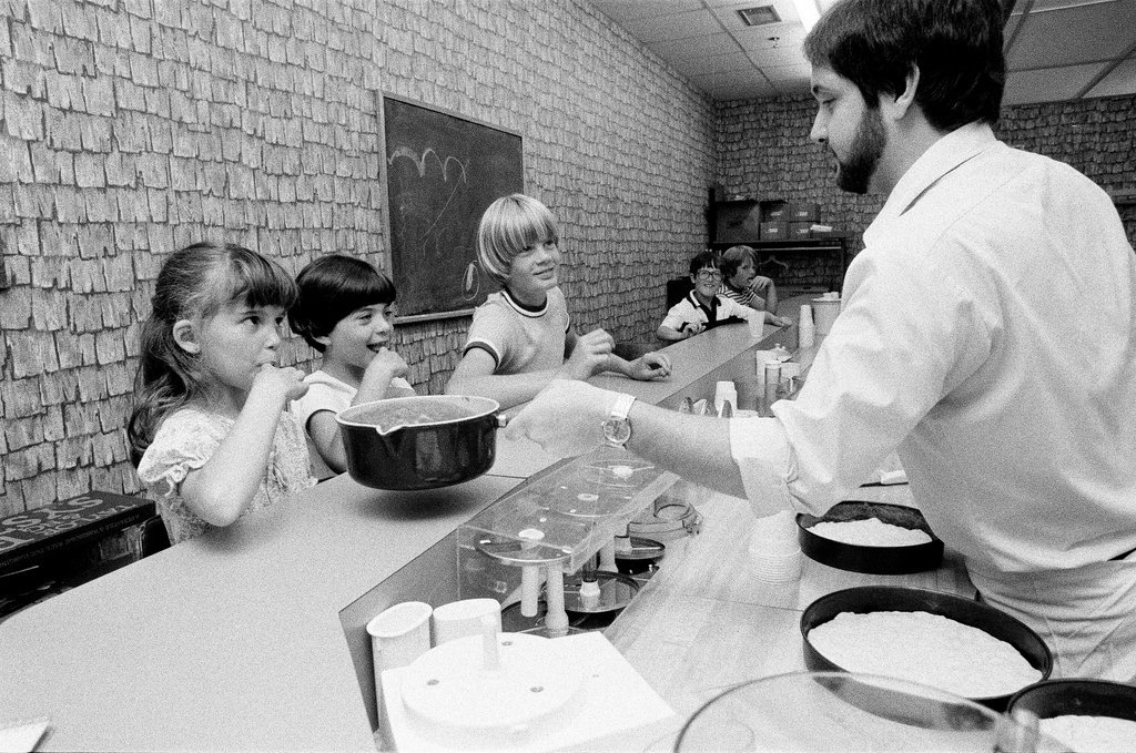 Kids prepare pizzas at Continental Cookery - Gene Pesek for Chicago Sun-Times