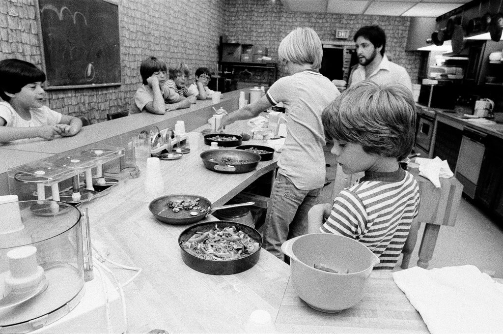 Kids prepare pizzas at Continental Cookery - Gene Pesek for Chicago Sun-Times