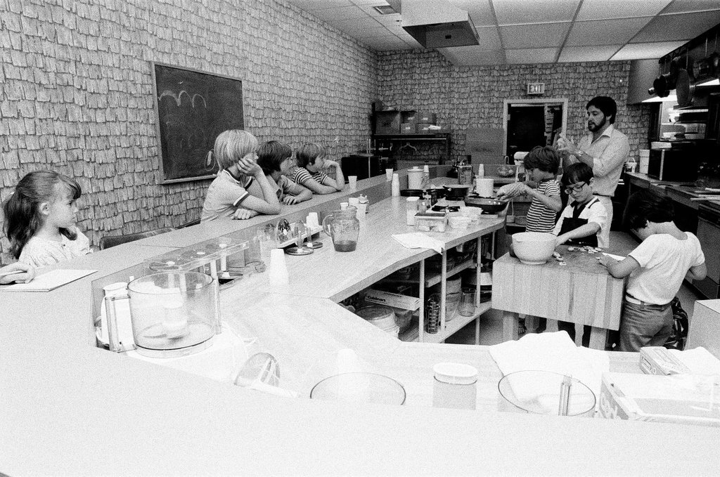Kids prepare pizzas at Continental Cookery - Gene Pesek for Chicago Sun-Times