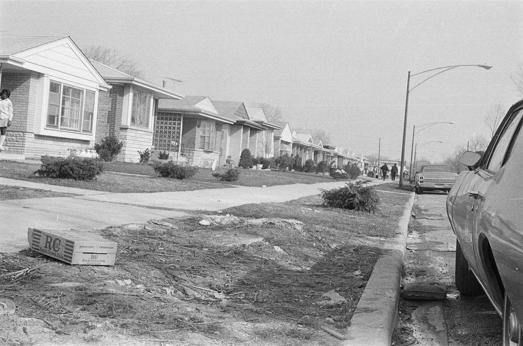 Guard shot at evicted homes - Charles Krejcsi for Chicago Sun-Times
