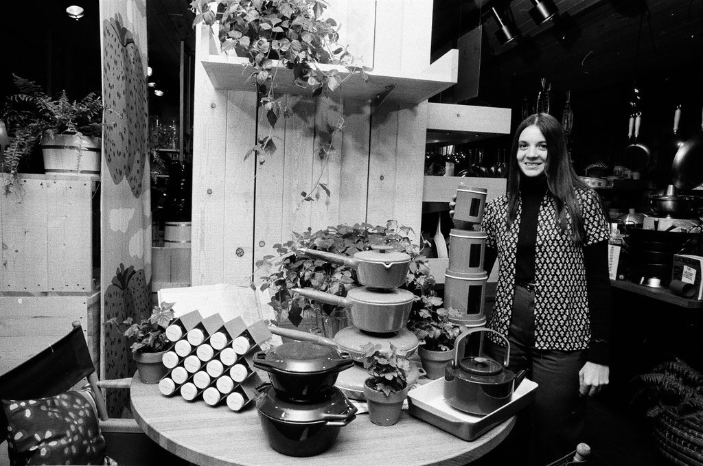 Crate & Barrel store opens on Michigan Avenue - Howard D. Simmons for Chicago Sun-Times