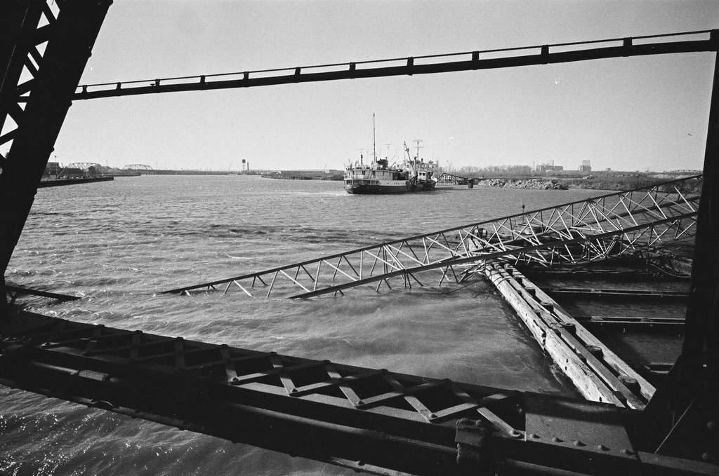 Broken crane machine in Calumet River - Pete Peters for Chicago Sun-Times