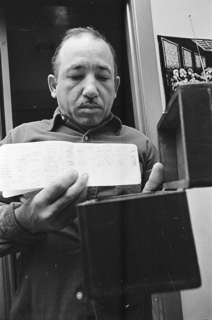 Families affected by credit union closures - Larry Graff for Chicago Sun-Times