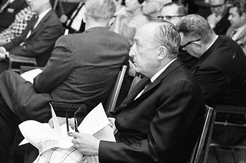 Carson Pirie Scott fire auction - Jack Lenahan for Chicago Sun-Times