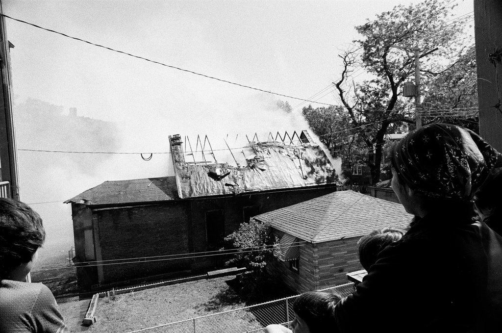 Fire burning in East Garfield Park - Jack Lenahan for Chicago Sun-Times