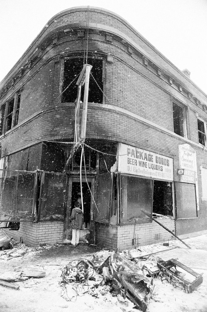 Exterior and interior damage of liquor store fire - James (Jim) Klepitsch for Chicago Sun-Times