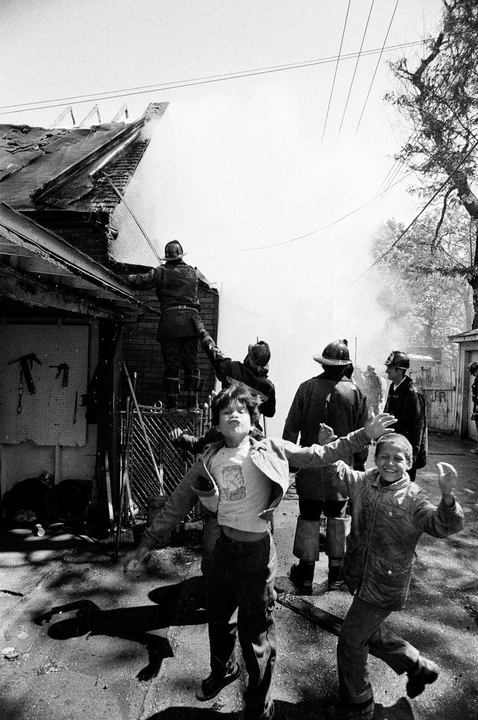 Fire burning in East Garfield Park - Jack Lenahan for Chicago Sun-Times