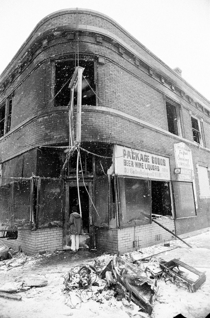 Exterior and interior damage of liquor store fire - James (Jim) Klepitsch for Chicago Sun-Times