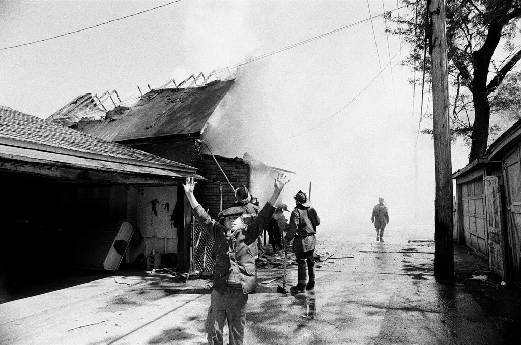 Fire burning in East Garfield Park - Jack Lenahan for Chicago Sun-Times