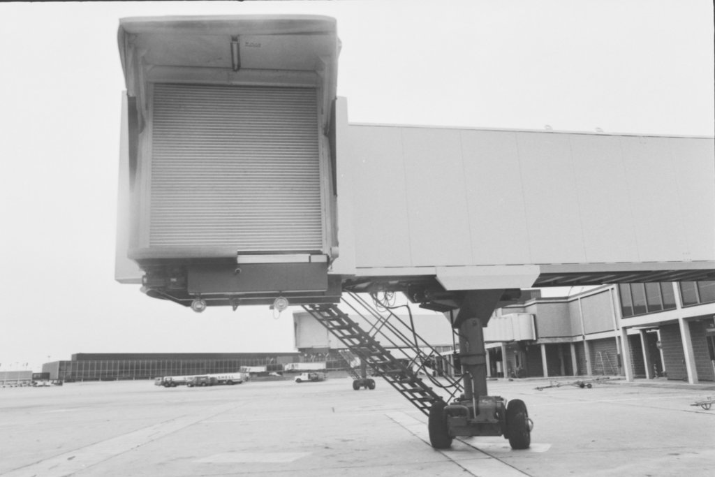 Jet bridge at O'Hare International Airport during an airline strike - Haun, Declan, 1937-1994