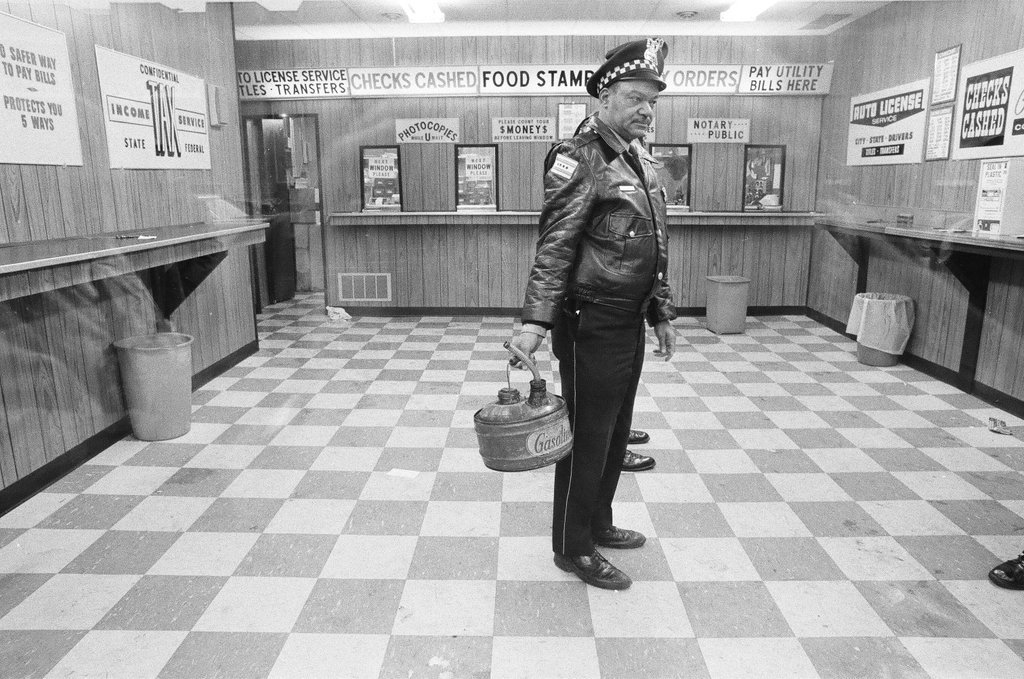 Currency exchange after attempted robbery - Gene Pesek for Chicago Sun-Times