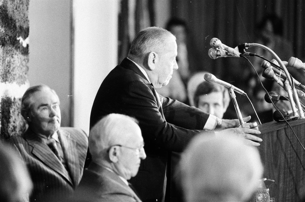 Cook County Democrats endorse Edward Kennedy - Perry C. Riddle for Chicago Sun-Times