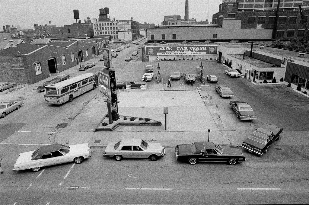 Long lines for gas at Shell station - Jerry Tomaselli for Chicago Sun-Times
