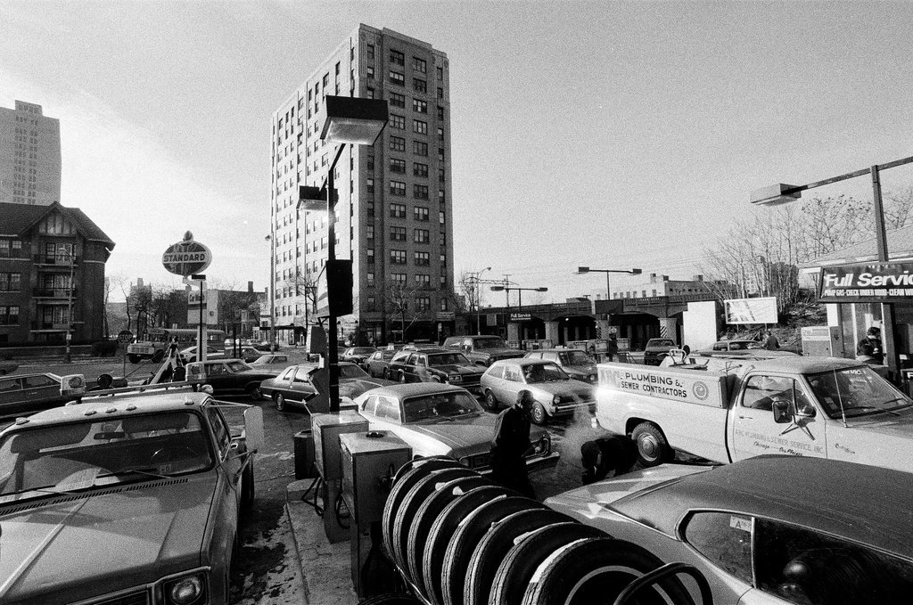 Long lines for gas in Hyde Park - Randy B. Leffingwell for Chicago Sun-Times