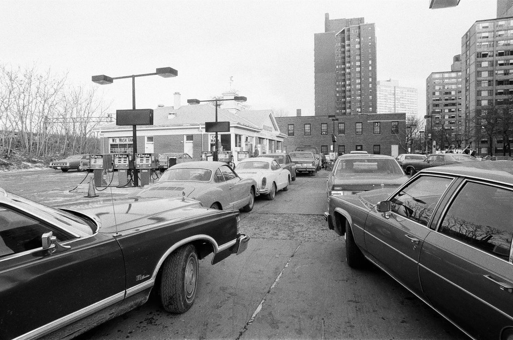 Long lines for gas in Hyde Park - Randy B. Leffingwell for Chicago Sun-Times