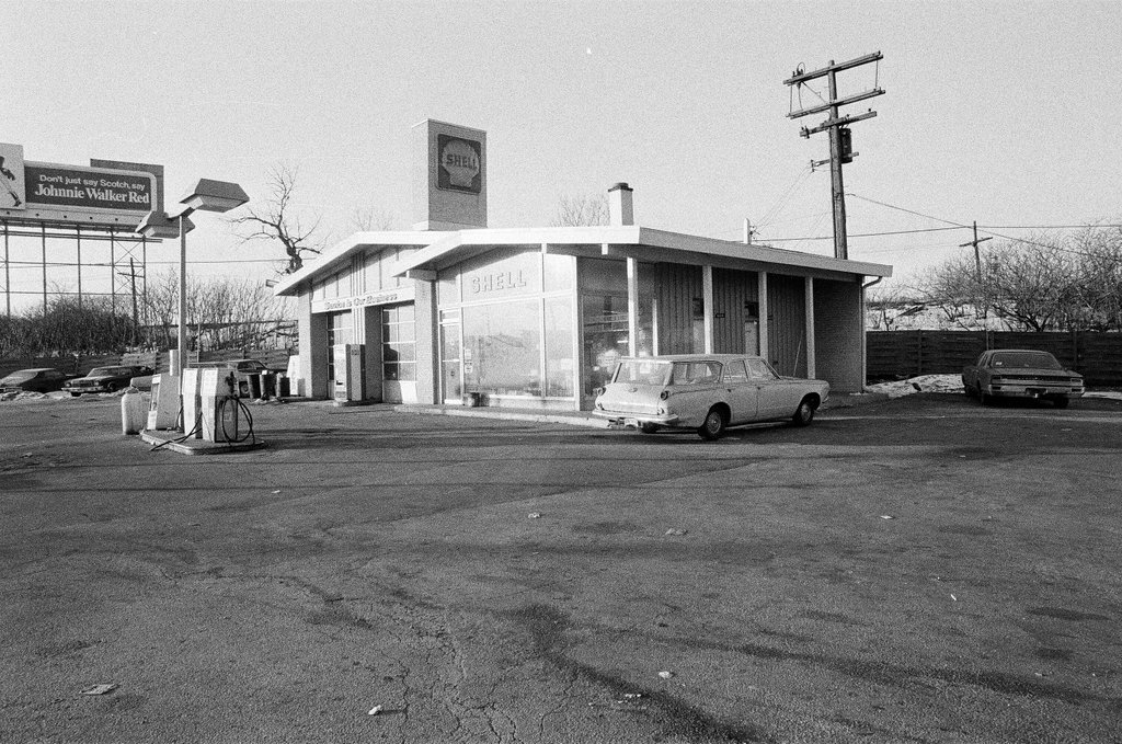 Shell gas station with broken pump - William (Bill) Deluga for Chicago Sun-Times