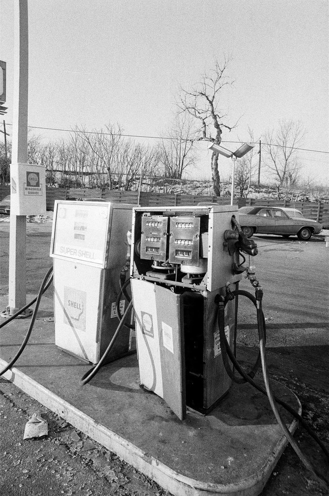 Shell gas station with broken pump - William (Bill) Deluga for Chicago Sun-Times