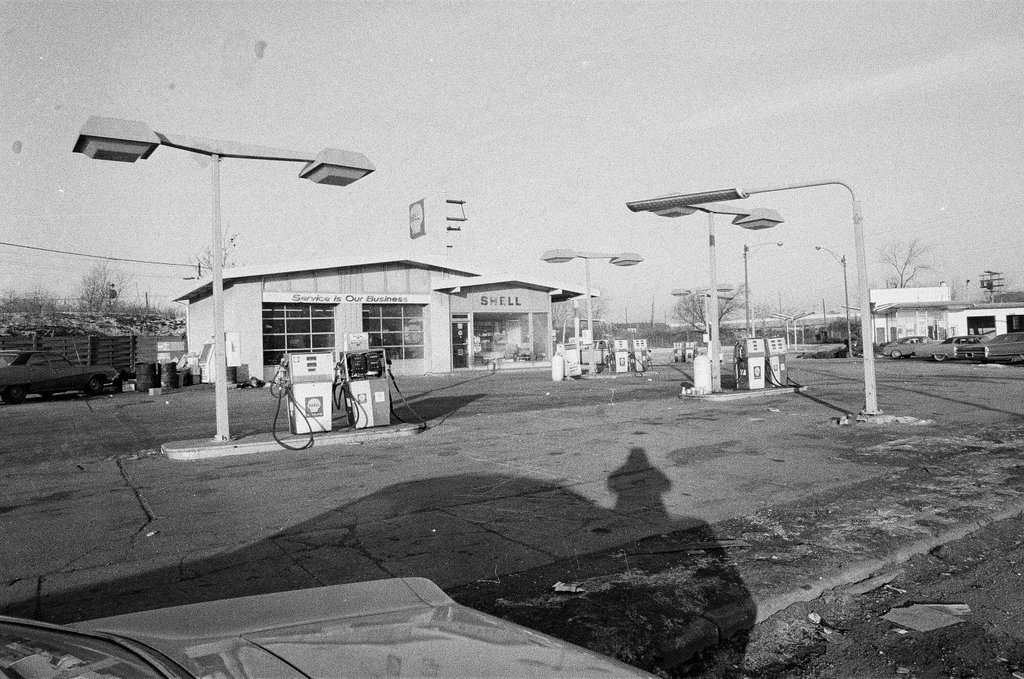 Shell gas station with broken pump - William (Bill) Deluga for Chicago Sun-Times