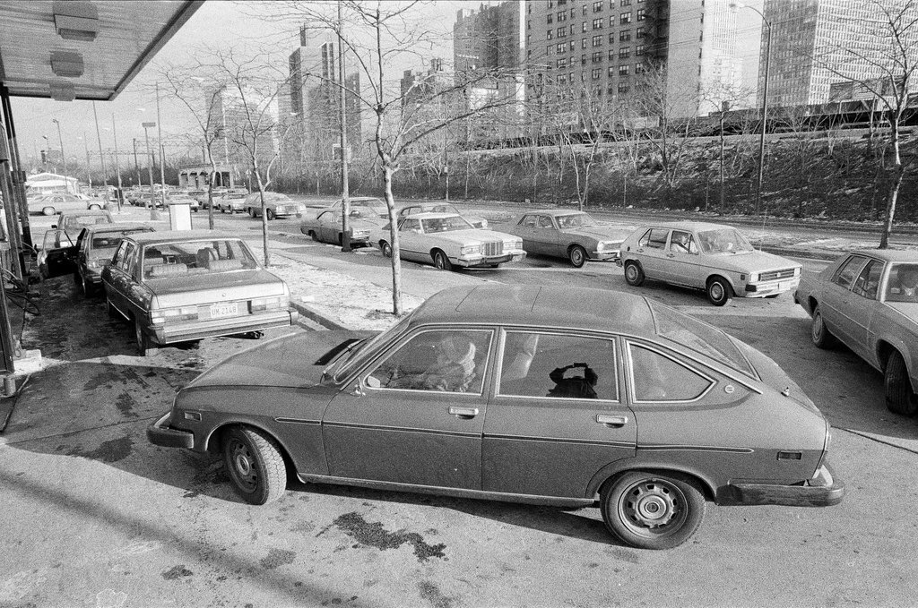 Long lines for gas in Hyde Park - Randy B. Leffingwell for Chicago Sun-Times