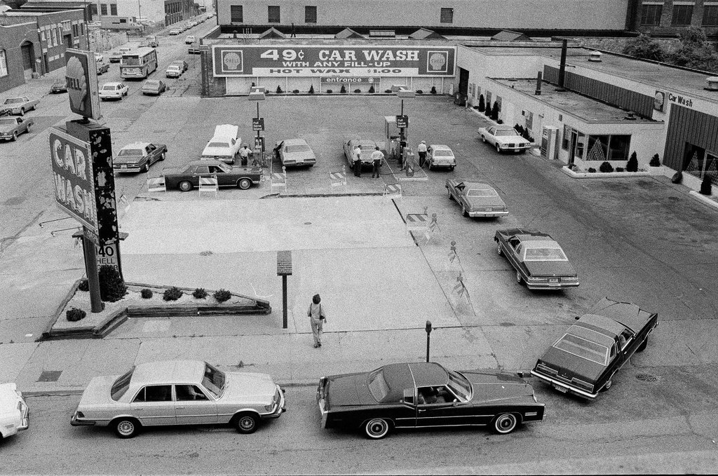 Long lines for gas at Shell station - Jerry Tomaselli for Chicago Sun-Times