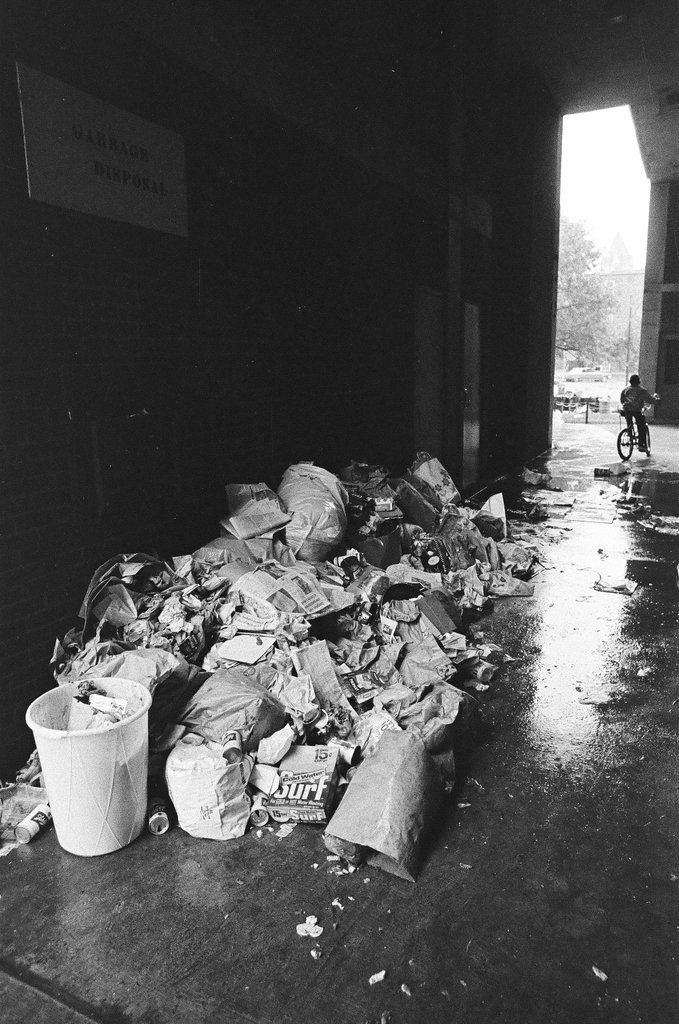 Garbage piles up at Chicago Housing Authority complex - Bob (Robert) Black for Chicago Sun-Times