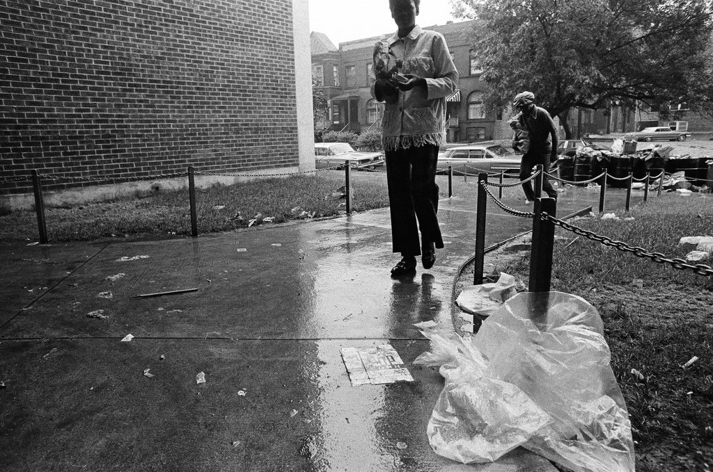 Garbage piles up at Chicago Housing Authority complex - Bob (Robert) Black for Chicago Sun-Times
