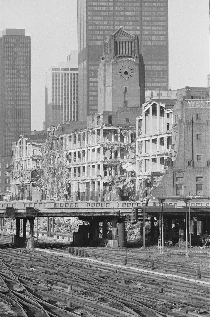 Gas station closure and demolition of building - Henry Herr Gill for Chicago Sun-Times