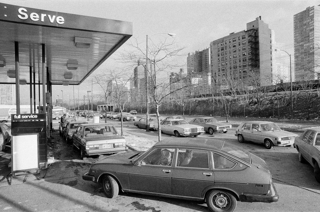 Long lines for gas in Hyde Park - Randy B. Leffingwell for Chicago Sun-Times
