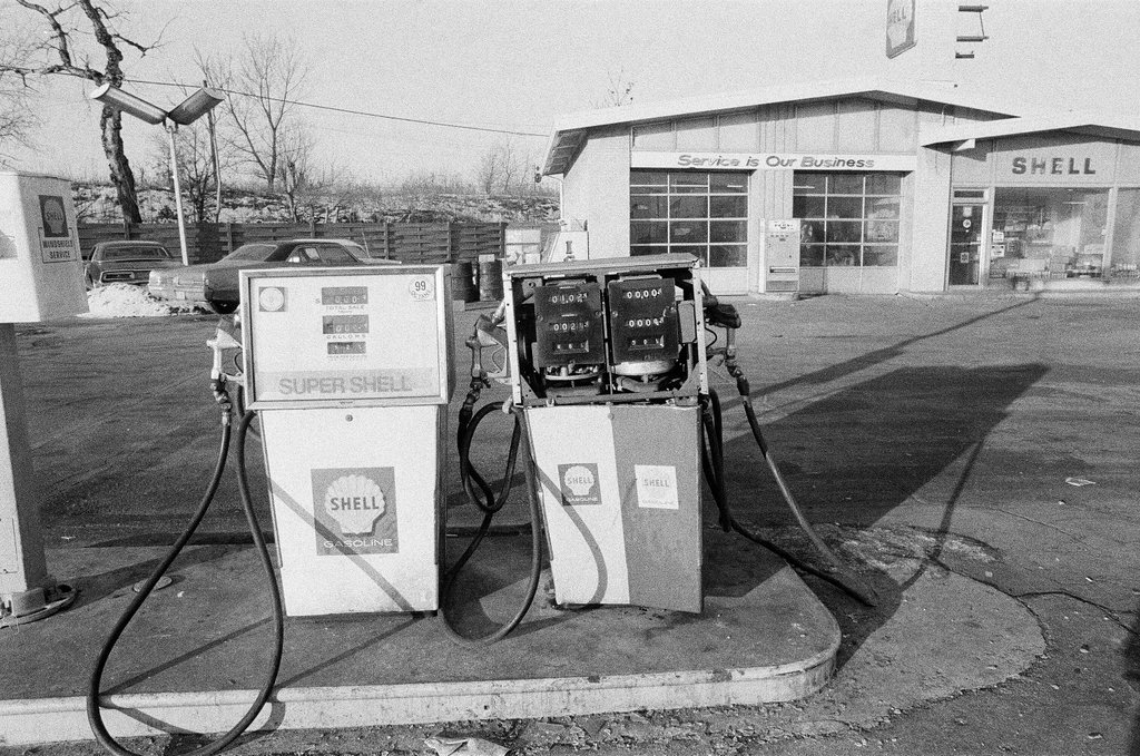 Shell gas station with broken pump - William (Bill) Deluga for Chicago Sun-Times
