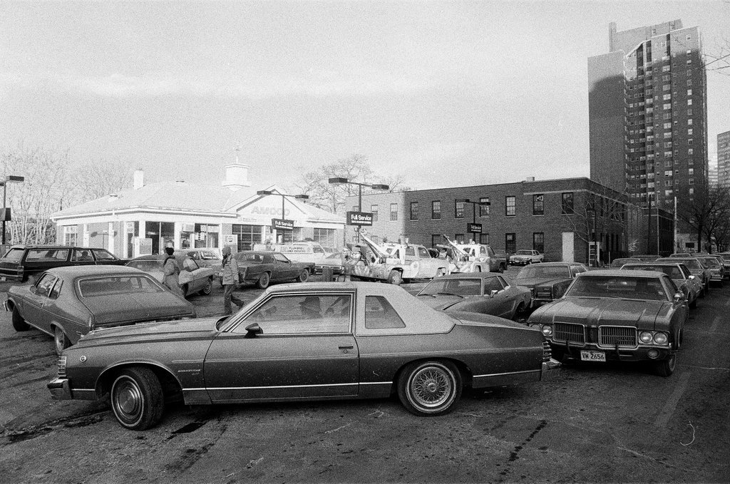 Long lines for gas in Hyde Park - Randy B. Leffingwell for Chicago Sun-Times