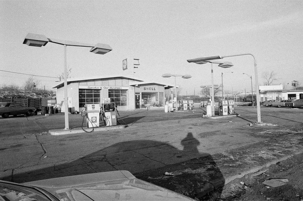 Shell gas station with broken pump - William (Bill) Deluga for Chicago Sun-Times