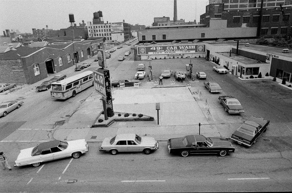 Long lines for gas at Shell station - Jerry Tomaselli for Chicago Sun-Times