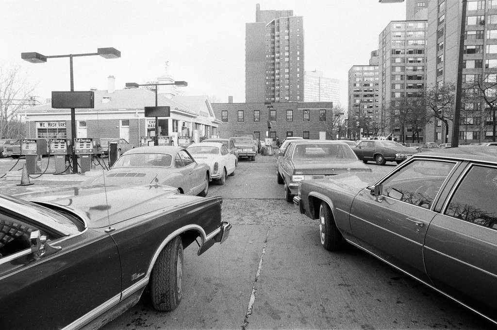 Long lines for gas in Hyde Park - Randy B. Leffingwell for Chicago Sun-Times